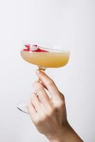 kvinnas hand innehav daiquiri cocktail med jordgubb foto