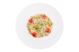 farfalle pasta med körsbär tomater och parmesan foto