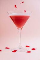 jordgubb alkohol cocktail i Martini glas foto