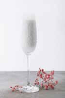 champagne glas full av fluffig snö foto