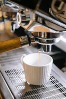 makro skott av framställning espresso på professionell kaffe maskin foto