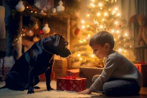 Lycklig unge med labrador hund lyckligt ser på gåvor nära de jul träd foto