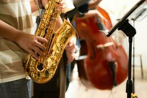 närbild av en saxofon varelse spelade förbi en jazz band foto