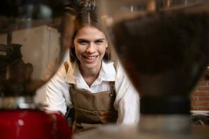 närbild av Barista händer använder sig av portafilter för framställning espresso. foto