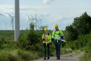 ingenjörer och vind turbiner i en vind bruka i de landsbygden med dagligen granska uppgifter uppdrag foto
