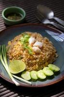 stekt ris för krabbkött på keramisk maträtt på bordet. foto