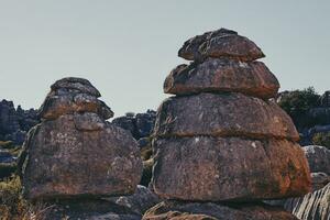 torcal antequera, karst landskap, två stenar foto