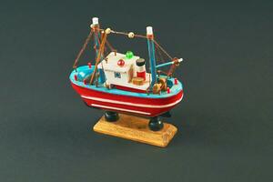 spanska havs väsen. miniatyr- fiske båt ikon på grå bakgrund foto