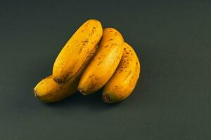 vibrerande gul mogen bananer på subtil grå bakgrund foto