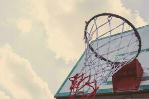 basket hoop på blå himmel foto