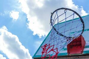 basket hoop på blå himmel foto