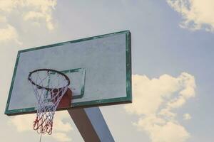 basket hoop på blå himmel foto