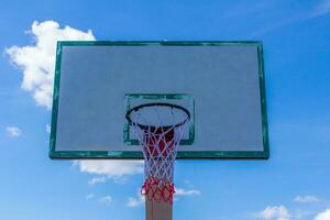 basket hoop på blå himmel foto