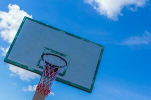 basket hoop på blå himmel foto