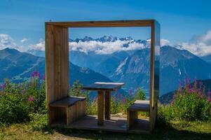 landskap av de alps i schweiz i sommar foto