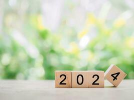 Lycklig ny år 2024 med natur bakgrund. de begrepp av mål prestation och Framgång i 2024 foto