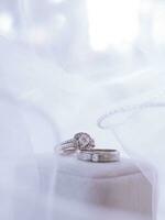 bröllop Tillbehör. diamant engagemang bröllop ringar på vit låda. hjärtans dag och bröllop dag begrepp. kärlek signal foto