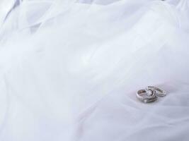 diamant engagemang bröllop ringar på brud- slöja. bröllop Tillbehör, hjärtans dag och bröllop dag begrepp. foto