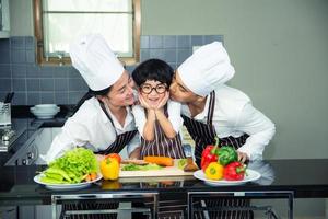 asiatisk kvinna ung mamma med son pojke matlagning foto