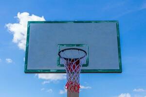 basket hoop på blå himmel foto