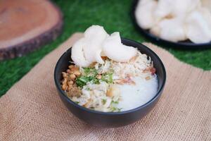 ris gröt med kyckling, indonesiska stil mat foto