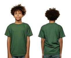 främre och tillbaka visningar av en liten pojke bär en grön t-shirt. ai genererad foto