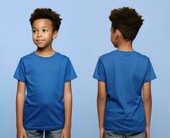 främre och tillbaka visningar av en liten pojke bär en blå t-shirt. ai genererad foto