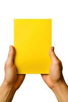 en mänsklig hand innehav en tom ark av gul papper eller kort isolerat på vit bakgrund. ai genererad foto