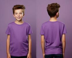 främre och tillbaka visningar av en liten pojke bär en lila t-shirt. ai genererad foto
