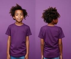främre och tillbaka visningar av en liten pojke bär en lila t-shirt. ai genererad foto