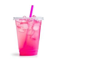 rosa dryck i plast kopp isolerat på vit bakgrund. ta bort drycker begrepp med kopia Plats. ai genererad foto