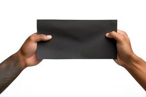 en mänsklig hand innehav en tom ark av svart papper eller kort isolerat på vit bakgrund. ai genererad foto