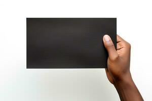 en mänsklig hand innehav en tom ark av svart papper eller kort isolerat på vit bakgrund. ai genererad foto