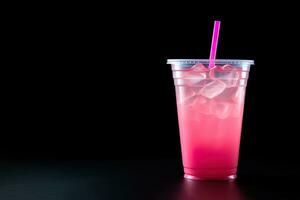 rosa dryck i plast kopp isolerat på svart bakgrund. ta bort drycker begrepp med kopia Plats. ai genererad foto