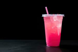 rosa dryck i plast kopp isolerat på svart bakgrund. ta bort drycker begrepp med kopia Plats. ai genererad foto