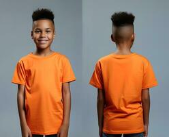 främre och tillbaka visningar av en liten pojke bär ett orange t-shirt. ai genererad foto