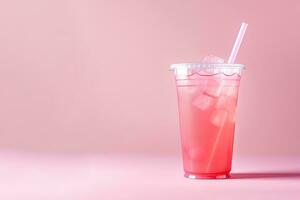 rosa dryck i plast kopp isolerat på rosa bakgrund. ta bort drycker begrepp med kopia Plats. ai genererad foto