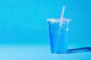 blå dryck i en plast kopp isolerat på en blå bakgrund. ta bort drycker begrepp med kopia Plats. ai genererad foto