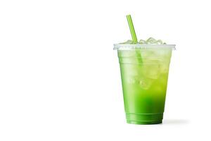 grön dryck i en plast kopp isolerat på en vit bakgrund. ta bort drycker begrepp med kopia Plats. ai genererad foto