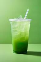 grön dryck i en plast kopp isolerat på en grön bakgrund. ta bort drycker begrepp. ai genererad foto