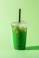 grön dryck i en plast kopp isolerat på en grön bakgrund. ta bort drycker begrepp. ai genererad foto