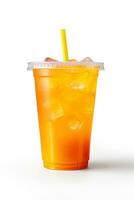 orange Färg dryck i en plast kopp isolerat på en vit bakgrund. ta bort drycker begrepp. ai genererad foto