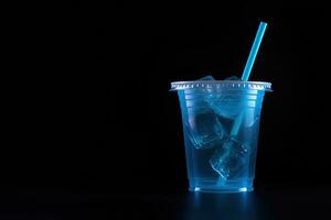 blå dryck i en plast kopp isolerat på en svart bakgrund. ta bort drycker begrepp med kopia Plats. ai genererad foto