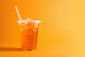 orange Färg dryck i en plast kopp isolerat på en orange Färg bakgrund. ta bort drycker begrepp med kopia Plats. ai genererad foto