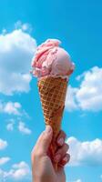 hand innehav jordgubb is grädde med kon isolerat på en blå himmel och moln bakgrund. ai genererad foto