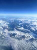 molnig himmel, se från de flygplan fönster foto
