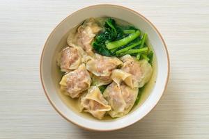 fläsk wonton soppa eller fläsk dumplings soppa med grönsaker - asiatisk matstil foto