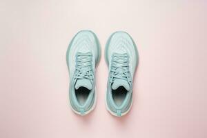 ny kvinna modern löpning sko på rosa foto