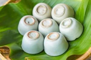 kokosmjölks vaniljsås i liten porslinskopp