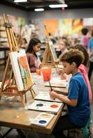 barn målning på staffli i konst klass foto